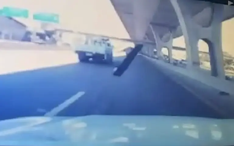 Stuk metaal vliegt door vooraam van auto in Thailand