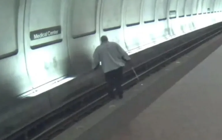 Blinde man maakt een spannend momentje door in Washington