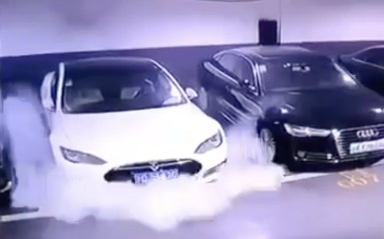 Model S van Tesla spontaan in vuur en vlam
