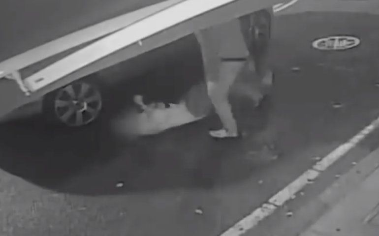 Bizarre en laffe aanval in Londen gefilmd door CCTV
