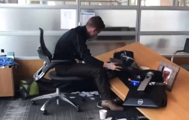 Als die ene collega zijn bureau laat instorten tijdens verkoopgesprek