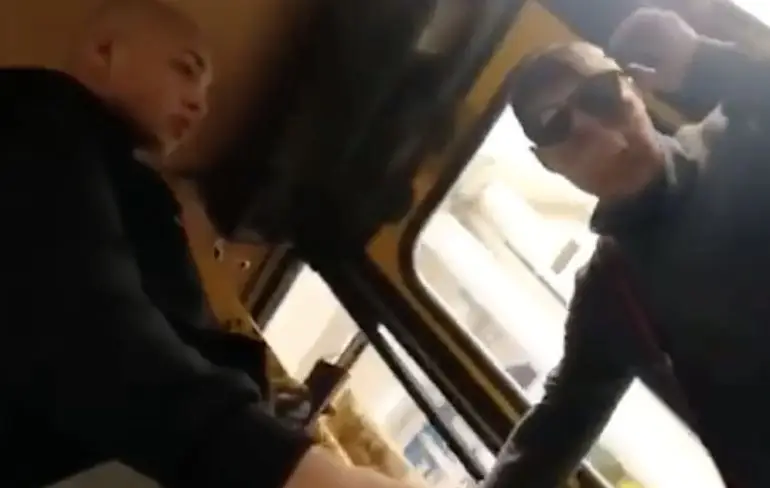 Zo help je iemand de tram uit die je niet aanstaat