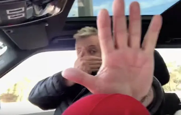 Angry dad herhaaldelijk door het lint tijdens autorit