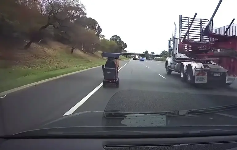 Oude baas in scootmobiel rijdt de snelweg op en Bruce belt de politie