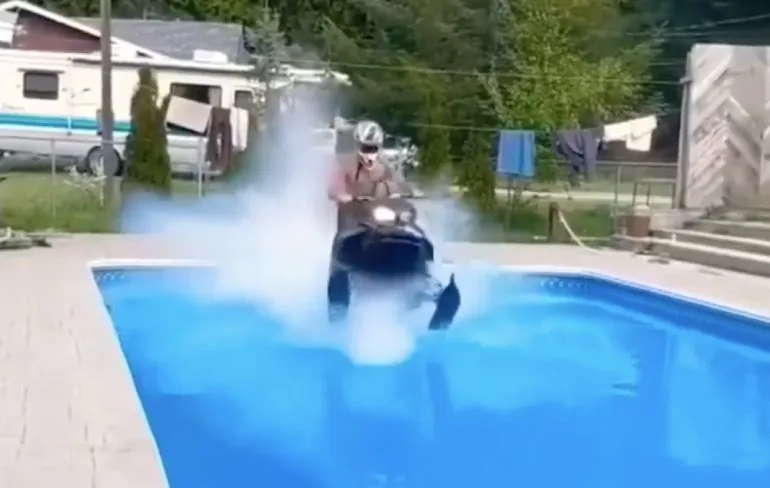 Dus met een sneeuwscooter over een zwembad is een slecht idee