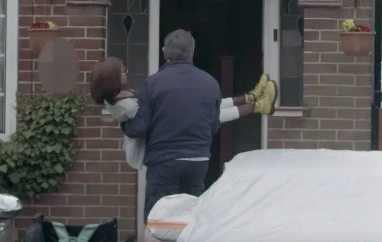 Dean deelt zijn huis met 12 sekspoppen om te fotograferen