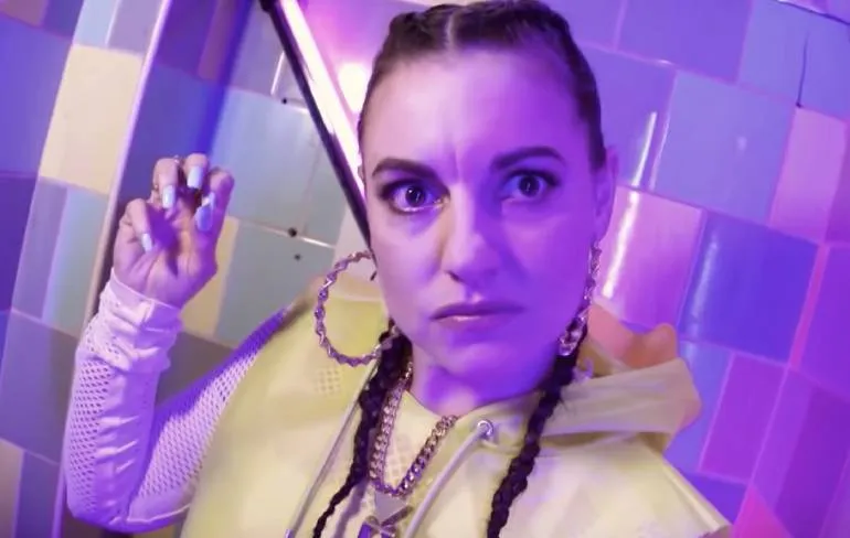 Eva Louise jaagt op de spot van Famke Louise