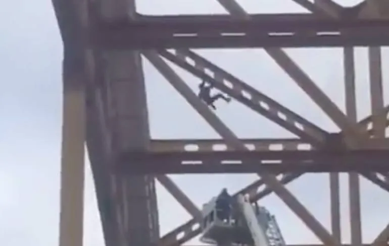 Russische waaghals bezig met zijn allerlaatste video