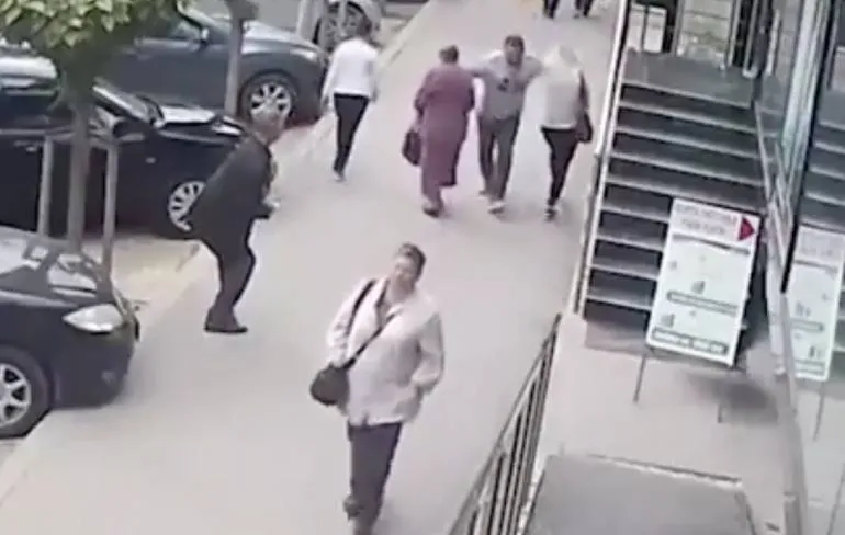 Gek slaat twee vrouwen in de hoofdstad van Moldavië