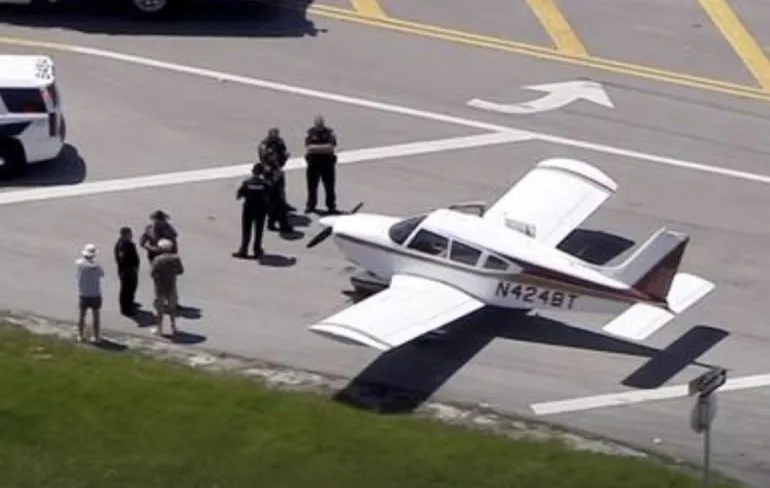 Piper PA-28 vliegtuigje landt op snelweg in Florida