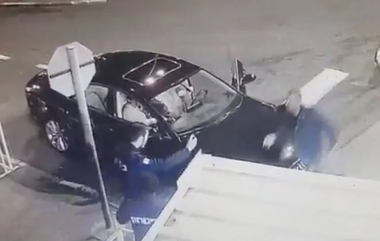 Boos mannetje krijgt volle laag van bewaker