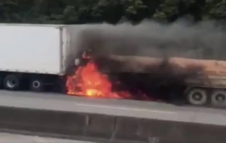 Vrachtwagen gaat toch niet helemaal lekker over Colombiaanse snelweg