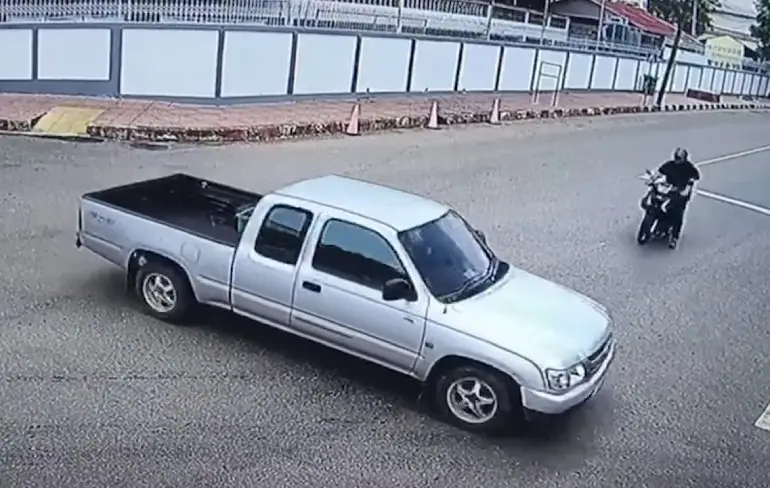 Gast duikt na crash in pick-up in Chanthaburi