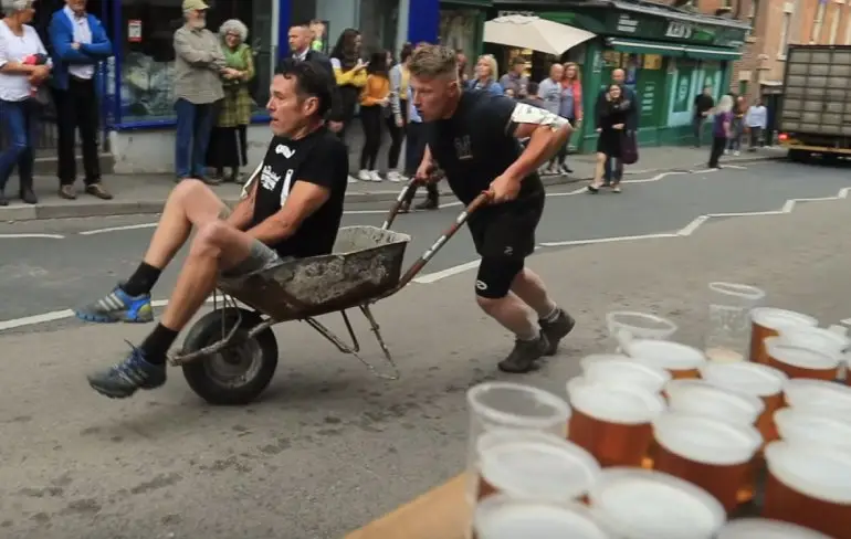 Veel bier en hard rennen tijdens de Wirksworth Wheelbarrow Race