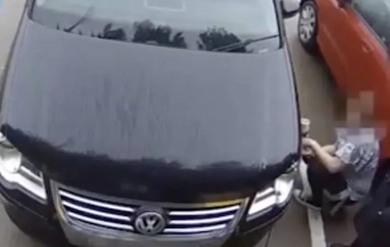 Dames snappen concept laadstation nog niet helemaal