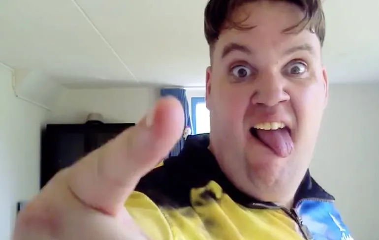 Ben beukt op DJ Panda