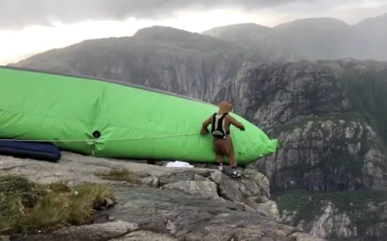 Als basejumpen alleen toch te saai is