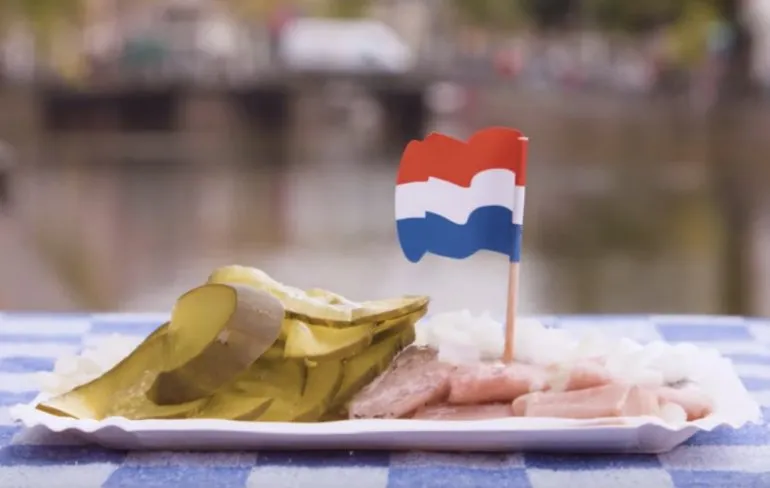 Great Big Story bespreekt het typische Nederlandse fenomeen haring