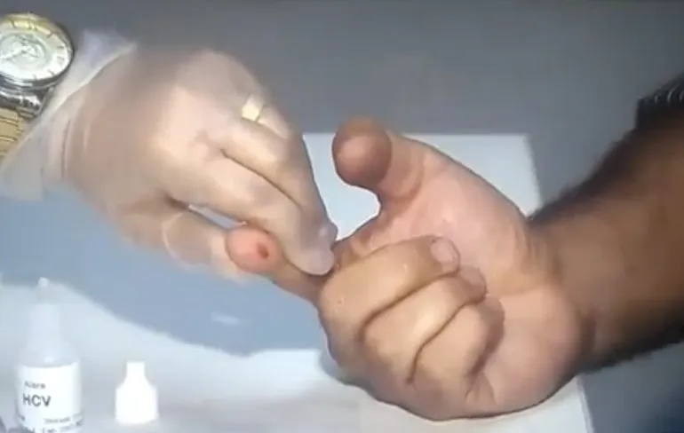 Klein prikje geen probleem voor stoere Braziliaanse verslaggever