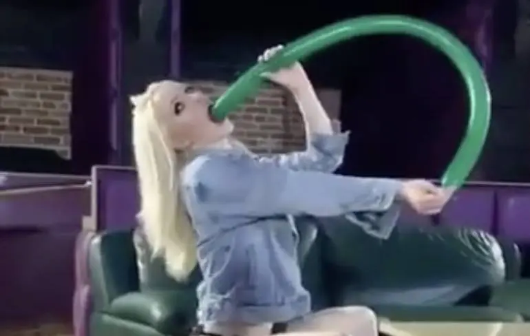 Dame kan mooi trucje met ballon