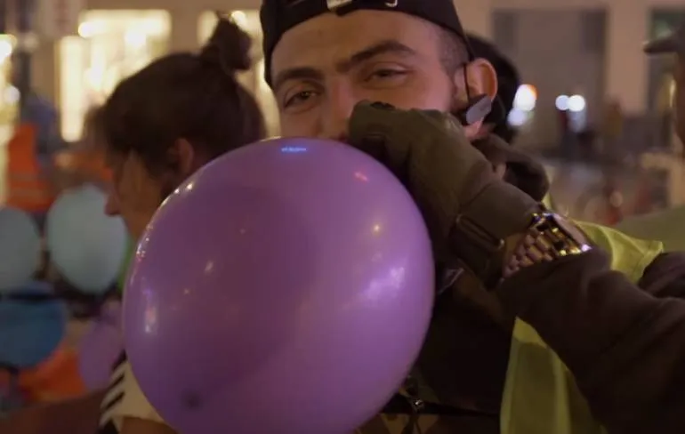 Lachgasondernemer Deniz neemt er nog een en wil met Halsema om tafel