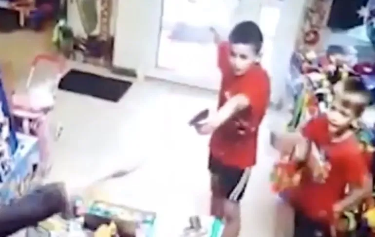 Kinderen proberen speelgoedwinkel te overvallen met een pistool