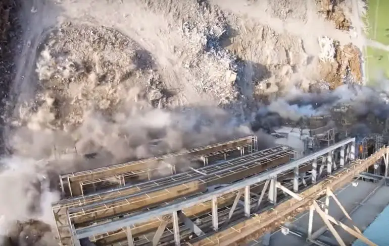Energiecentrale implosie heel cool vastgelegd met drone