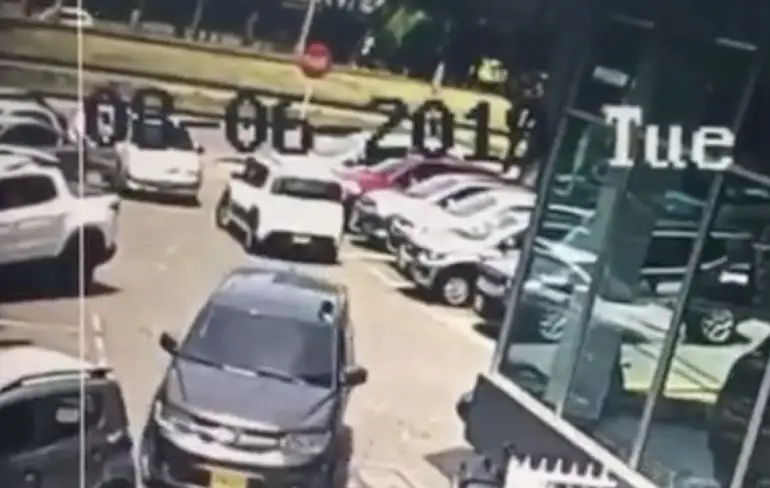 Nagelnieuwe auto kan direct door naar de Colombiaanse schroothoop
