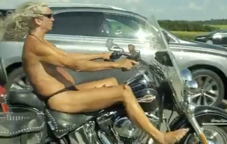 Hij heeft tenminste wilde haren en een zonnebril