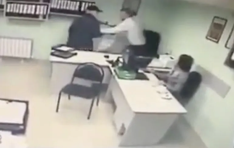 Idioot steekt voormalig collega 4 keer in zijn buik