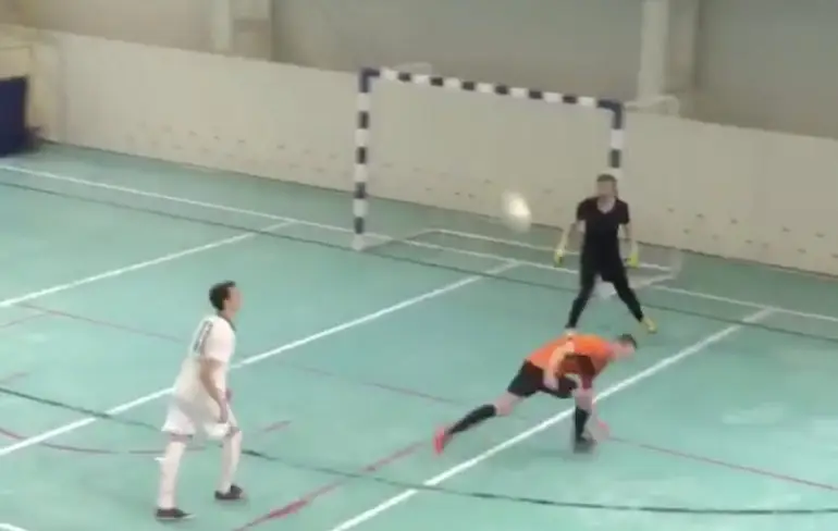 Zaalvoetballer legt ‘m er even lekker in