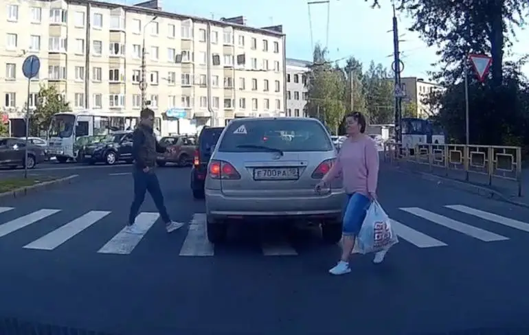 Creatief omgaan met auto op zebrapad