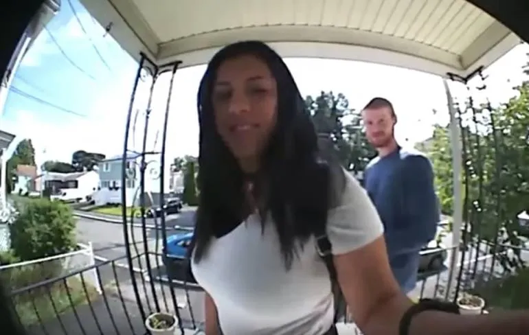 Vader laat date van zijn dochter weten dat hij een smart bel heeft