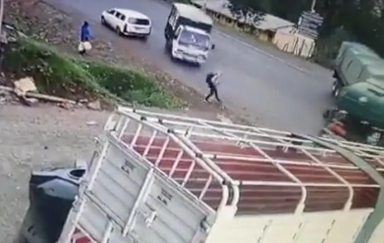 Gast in Kenia kruipt door het oog van de naald