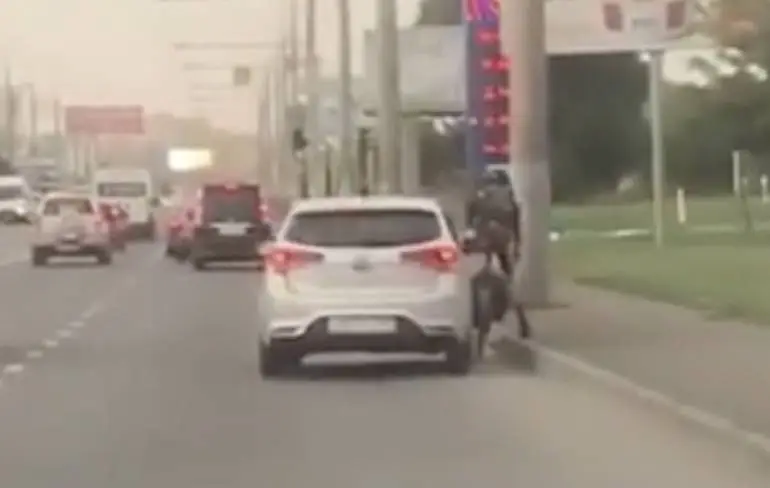 Fietser laat zich niet piepelen door automobilist