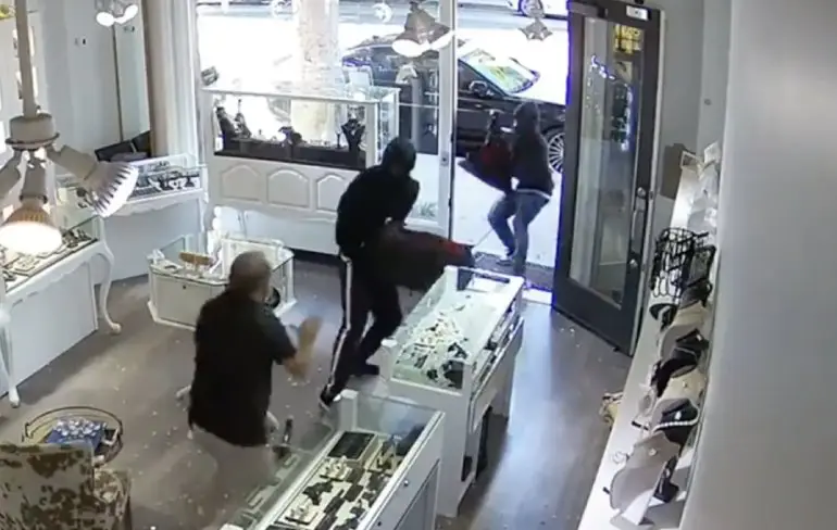 Eigenaar van juwelier krijgt klap met moker tijdens overval