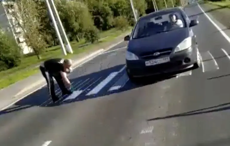 Gast maakt eigen zebrapad om veilig brood te kunnen halen