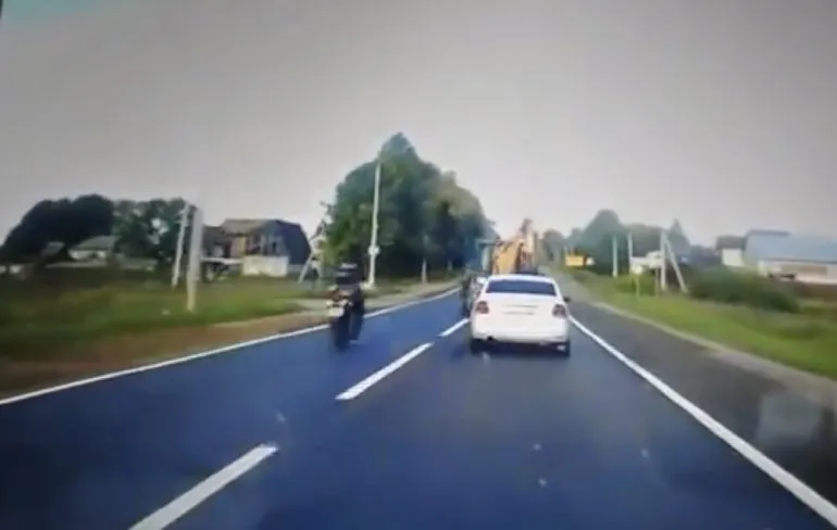 Motorrijder overleefd klapper met tractor