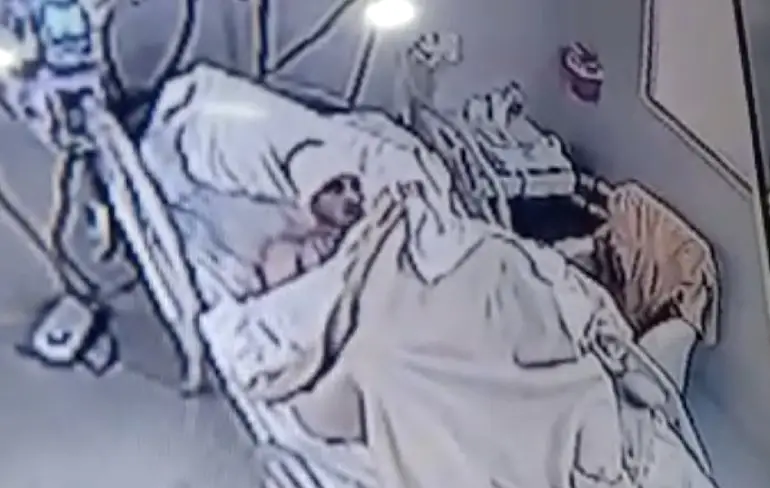 Dame doet even kopje wassen op de intensive care
