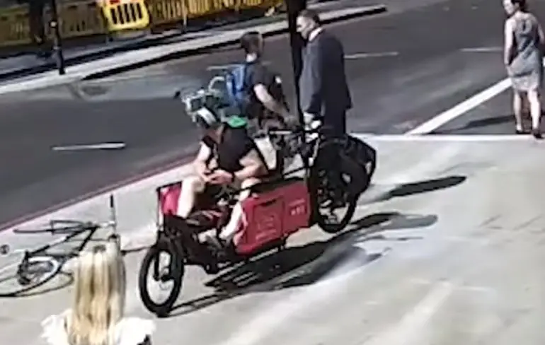 Kopstoot na door rood rijden in Londen
