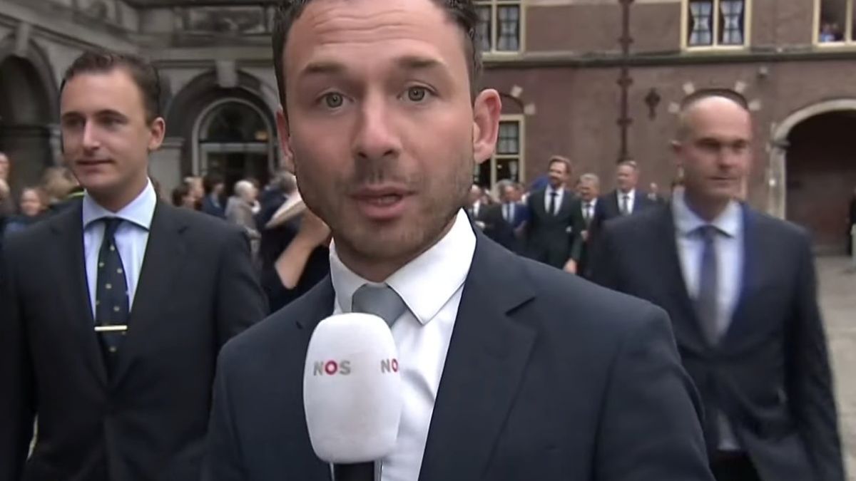Politiek verslaggever Albert Bos deed verslag vanaf het Binnenhof