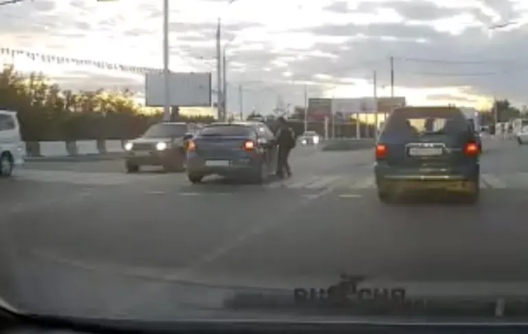 Rus op zebrapad denkt dat hij een auto is