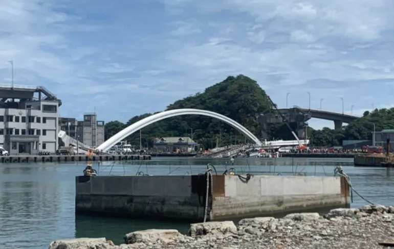 Brug in Taiwan kwam even naar beneden