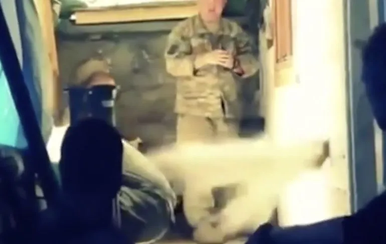 Soldaat heeft mazzel na beschoten te worden door scherpschutter