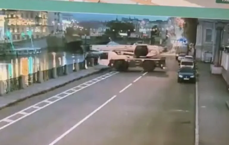Kraanwagen rijdt rivier van St. Petersburg in na vergeten handrem