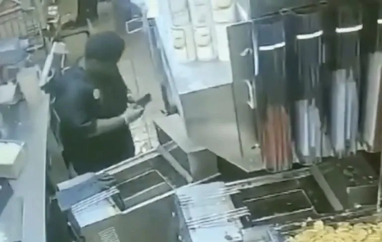 Telefoon het frituurvet in wegens onhandigheid