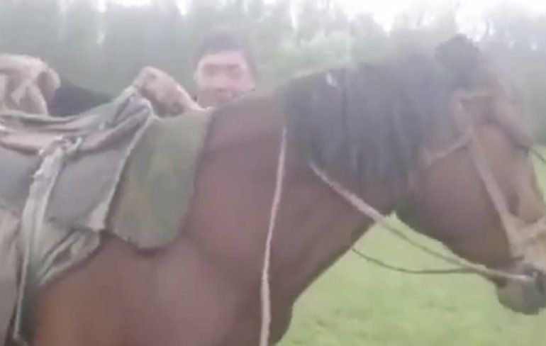 Kletsnatte Rus doet poging tot paardje rijden