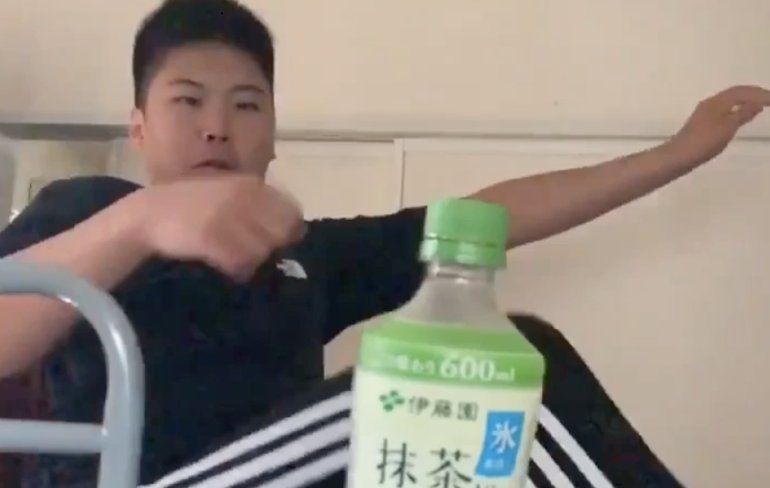 Aziatische knul doet poging tot Bottle Cap Challenge