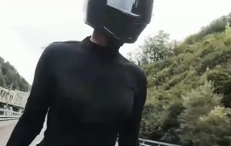 Knappe motor vlogster even klaar met vloggen