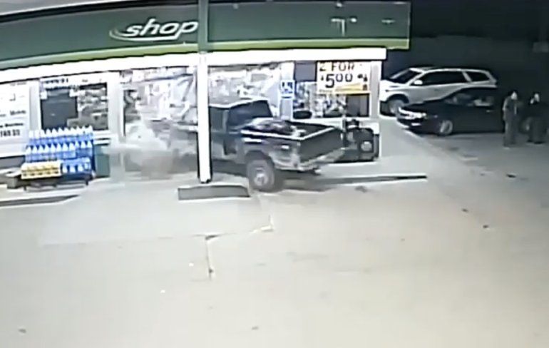 Stuntchauffeur ramt winkel binnen waar hij net bier had gehaald